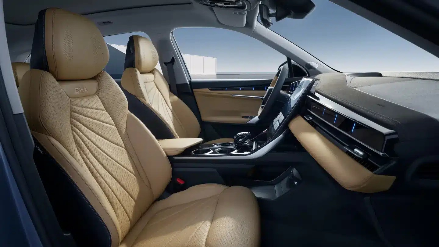 Innenansicht des Geely Starray, Blick auf die Vordersitze und die Mittelkonsole mit 13,2-Zoll-Touchscreen