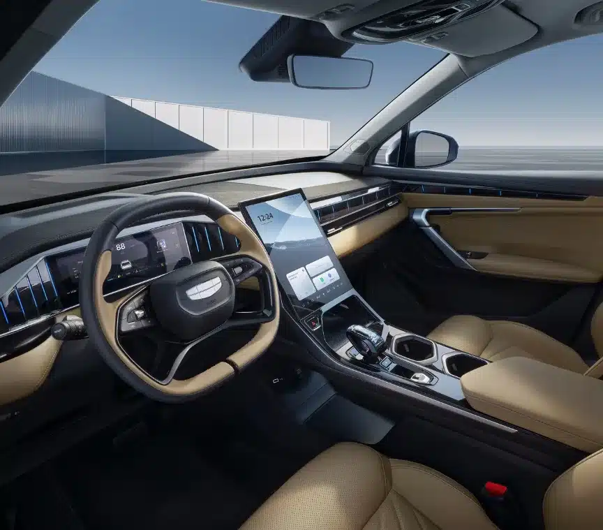 Modern gestalteter Innenraum eines Geely Starray mit großem 13,2-Zoll-Touchscreen und hochwertigen Sitzen