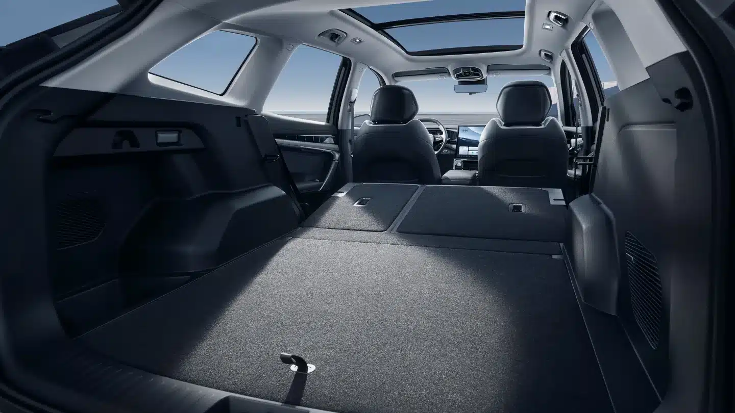 Blick in den Innenraum und Kofferraum eines Geely Starray mit umgeklappter Rücksitzbank und Panoramadach.