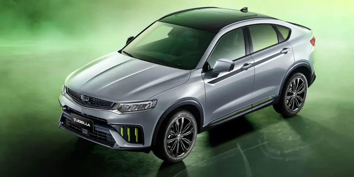 Geely Tugella in silber auf grünem Untergrund, sportlich-dynamisches SUV-Modell von schräg oben