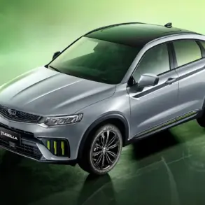 Geely Tugella in silber auf grünem Untergrund, sportlich-dynamisches SUV-Modell von schräg oben