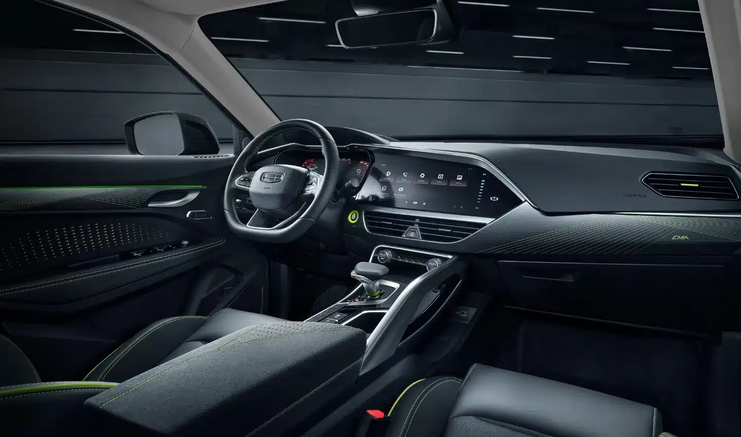 Blick in den Fahrzeuginnenraum und das Cockpit des Geely Tugella mit zwei 12-Zoll-Bildschirmen und sportlichen Designelementen