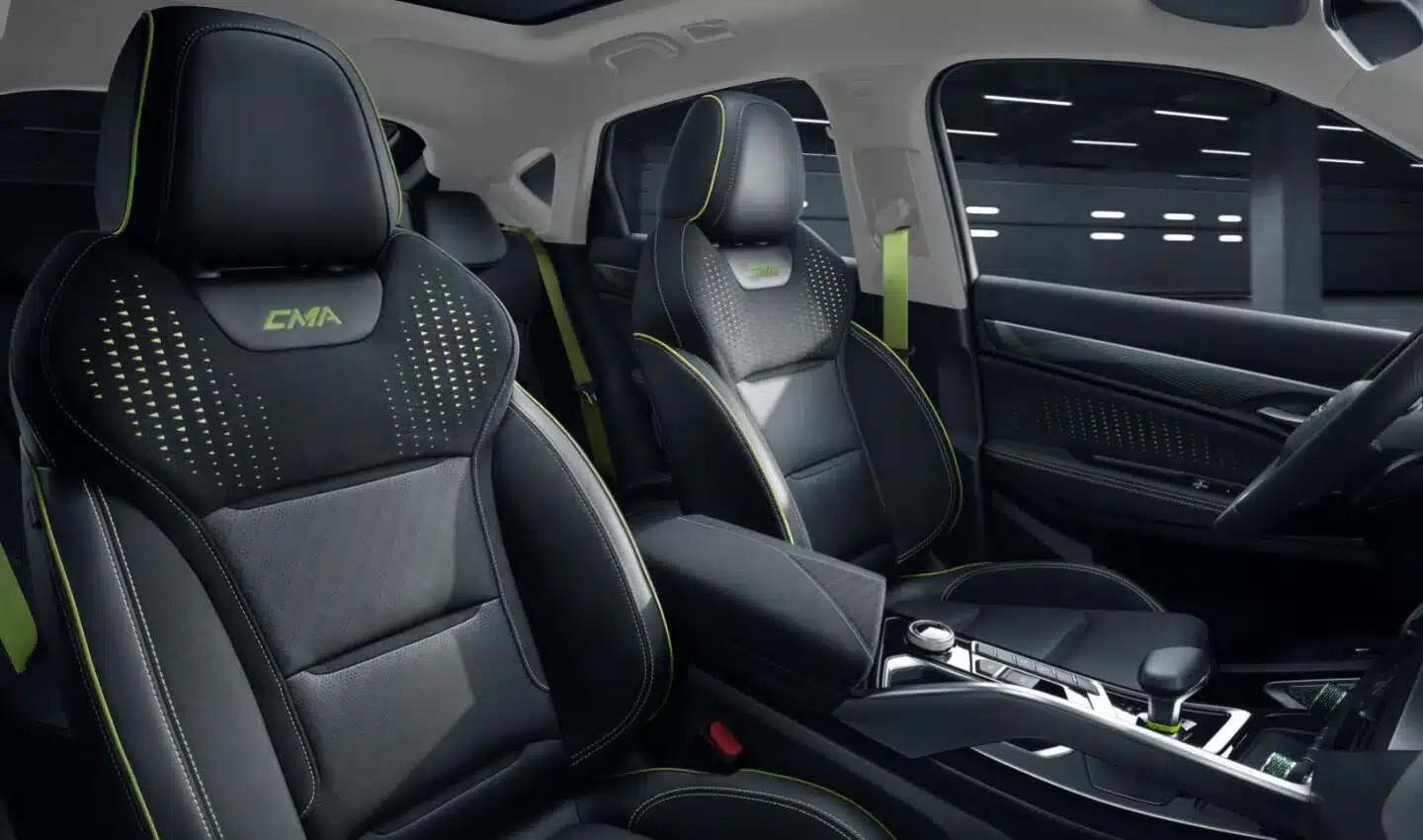 Der Innenraum des Geely Tugella mit sportlichen, schwarz-gelben Sitzen und moderner Cockpit-Gestaltung