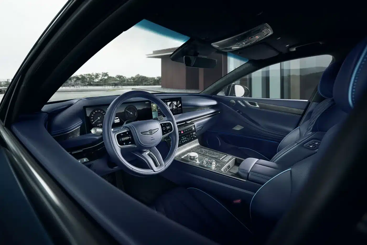 Innenraum des Genesis Electrified G80 mit luxuriösem Cockpit und großem Display