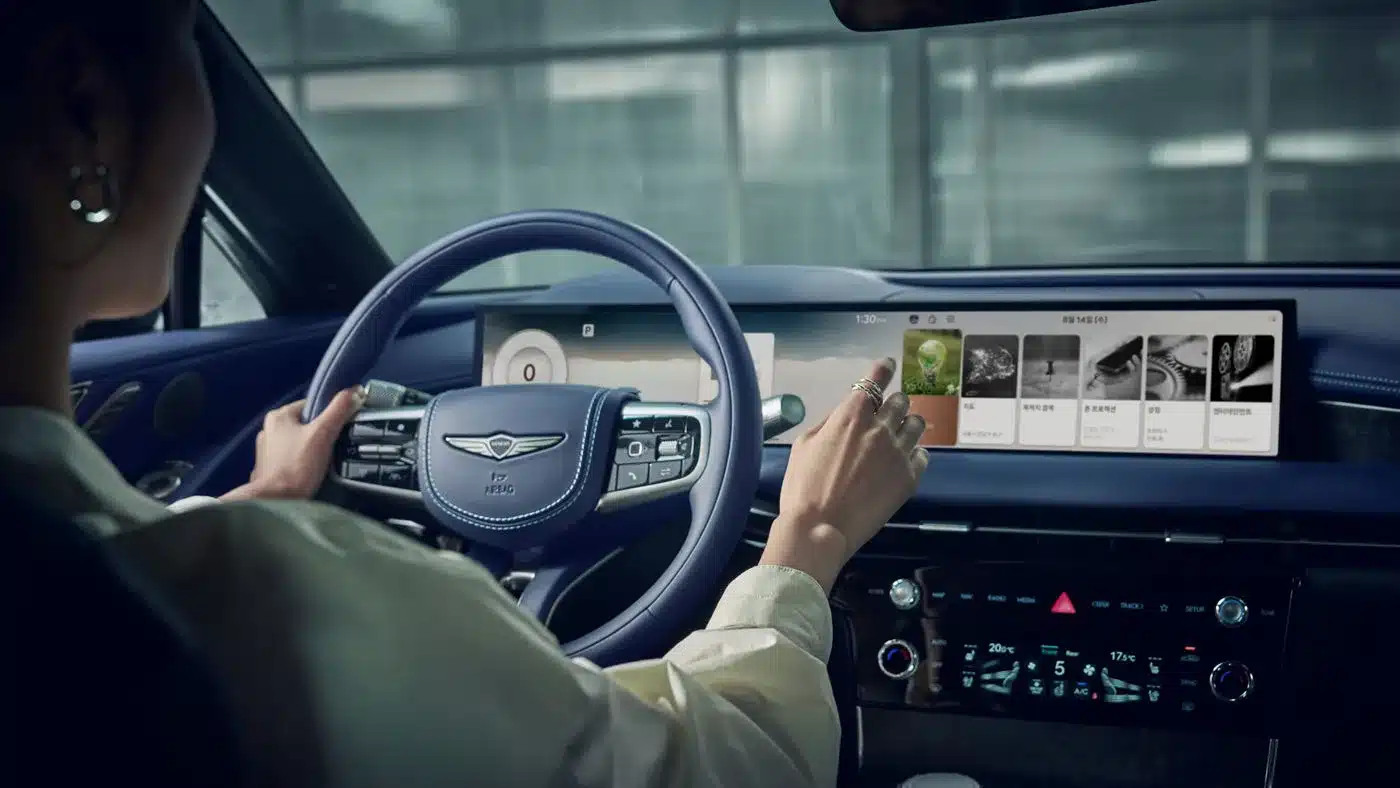 Interieur des Genesis Electrified G80 mit digitalem 27-Zoll-OLED-Display und moderner Bedienoberfläche