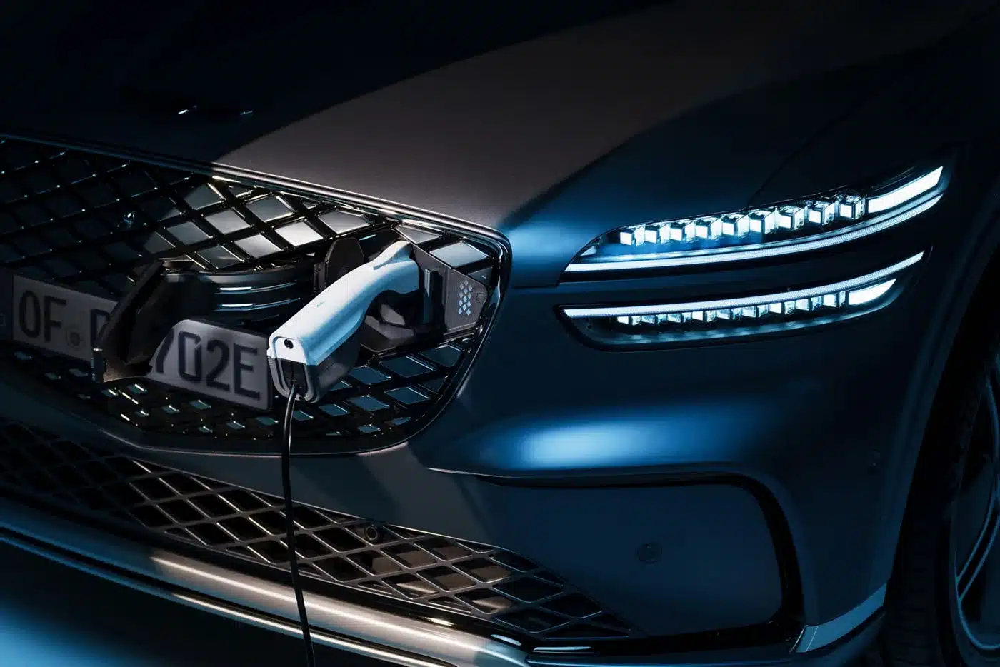 Genesis Electrified GV70 wird an der Front per Ladekabel geladen