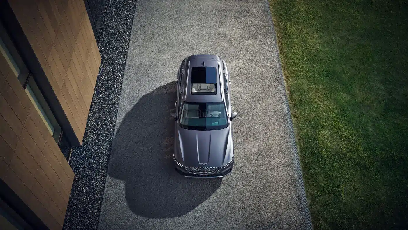 Genesis Electrified GV70 als Elektro-SUV aus der Vogelperspektive auf einer Einfahrt