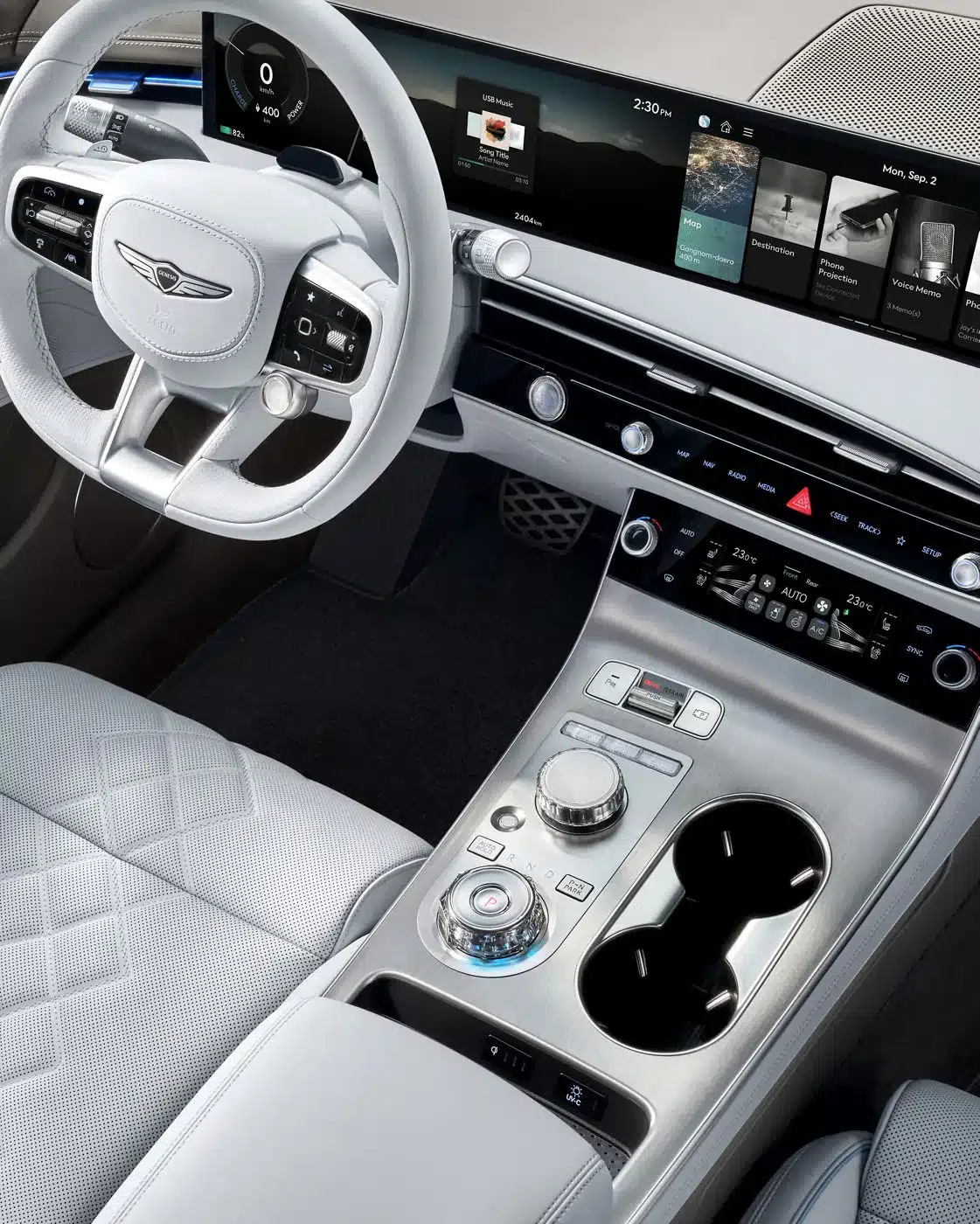 Innenraum des Genesis Electrified GV70 mit Panoramadisplay, Multifunktionslenkrad und hochwertiger Mittelkonsole