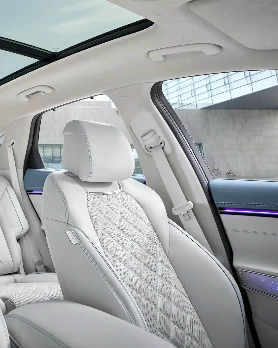 Vordersitz und Innenraum des Genesis Electrified GV70 mit hochwertigem Leder und moderner Ambientebeleuchtung
