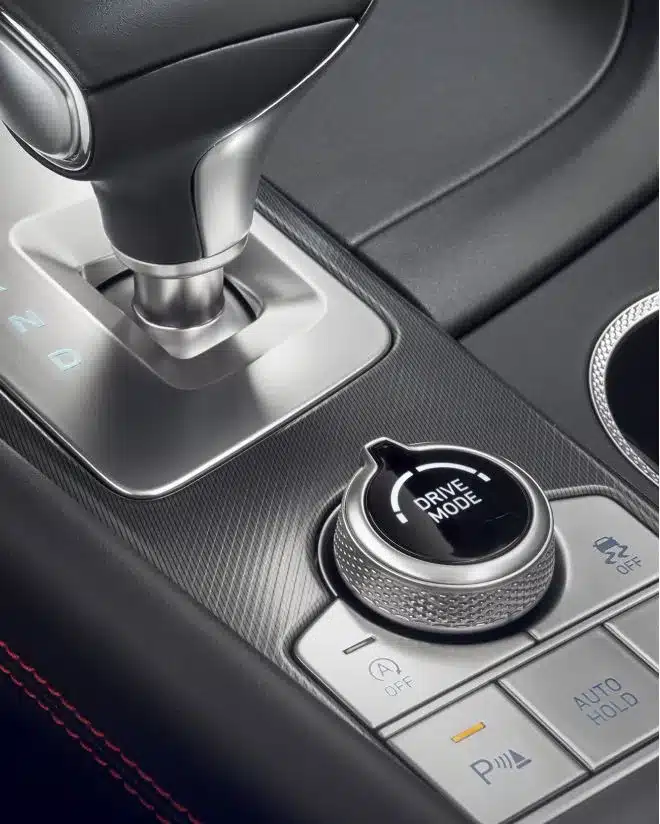 Nahaufnahme der Mittelkonsole im Genesis G70 mit Getriebehebel und Drive Mode Drehregler