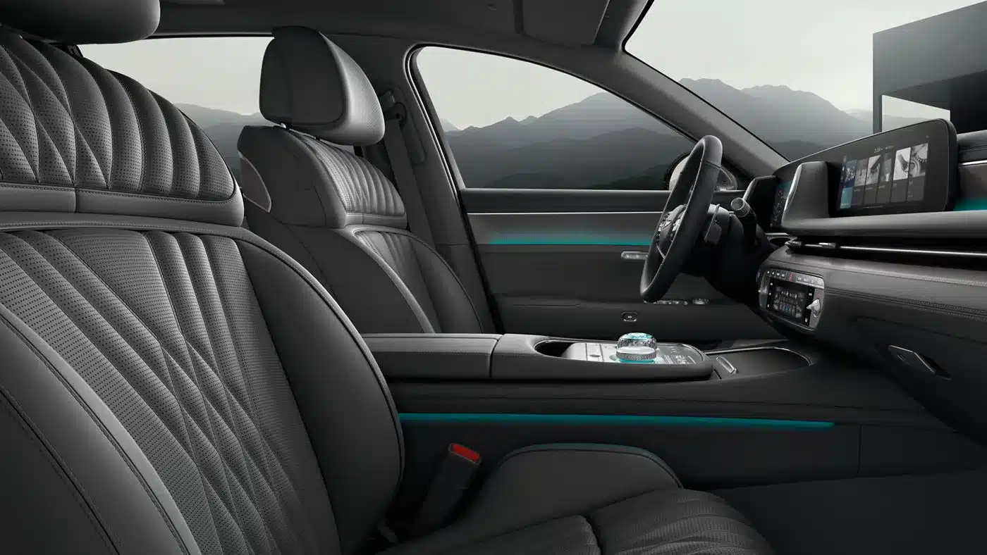 Luxuriöser Innenraum des Genesis G90 mit Lederpolsterung und Panoramadisplay