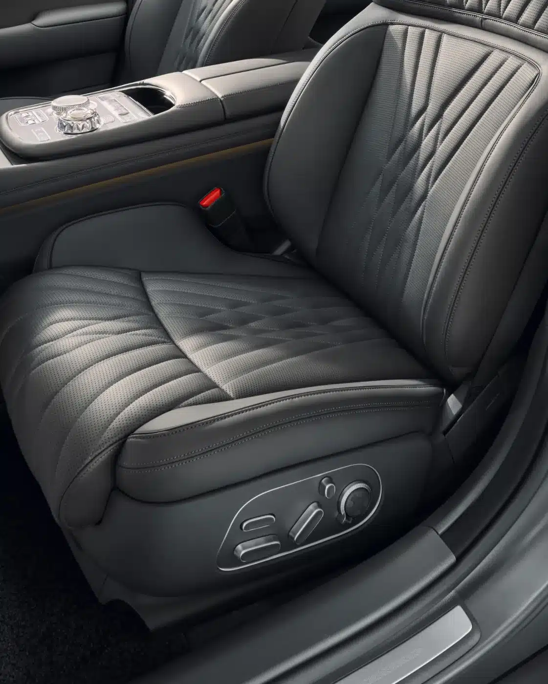 Luxuriöser Ledersitz mit elektrischer Verstellung und Mittelkonsole im Fond des Genesis G90.