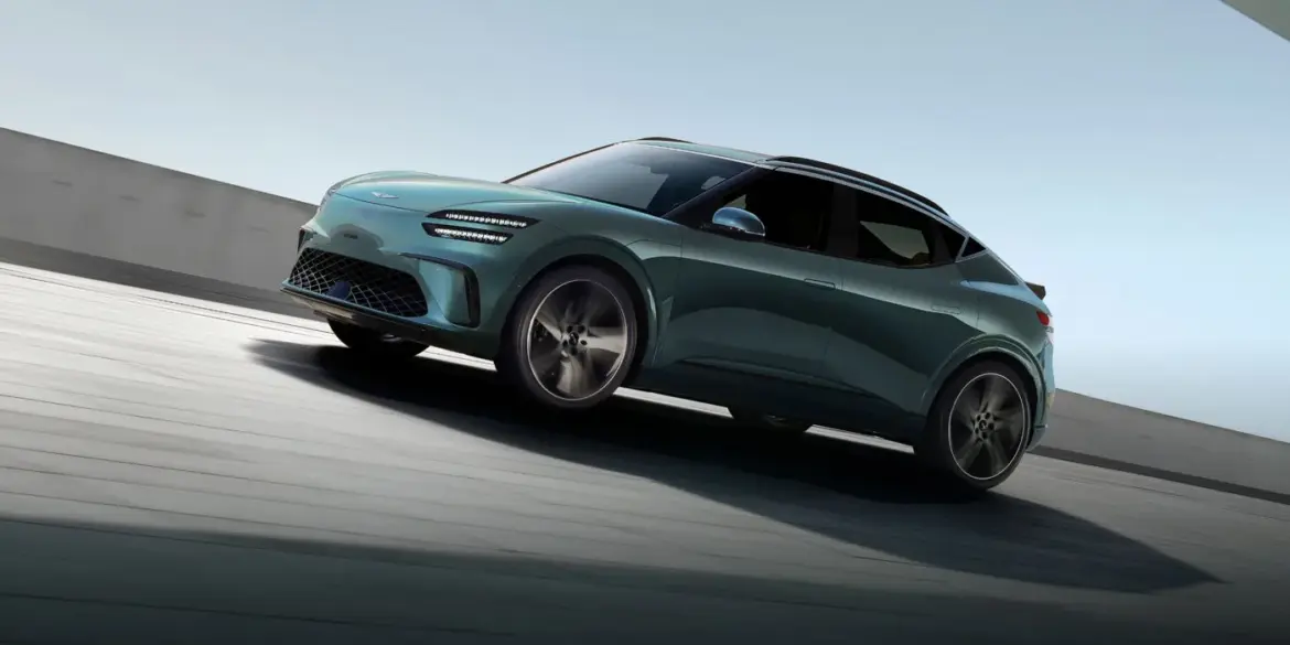 Genesis GV60 Elektroauto in türkis, dynamisch auf einer modernen Straße fahrend
