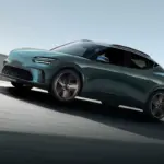 Genesis GV60 Elektroauto in türkis, dynamisch auf einer modernen Straße fahrend