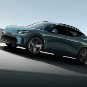 Genesis GV60 Elektroauto in türkis, dynamisch auf einer modernen Straße fahrend