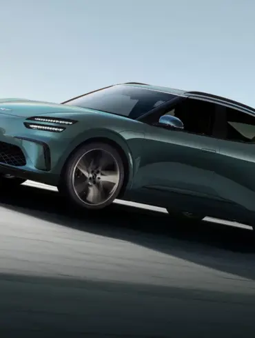Genesis GV60 Elektroauto in türkis, dynamisch auf einer modernen Straße fahrend