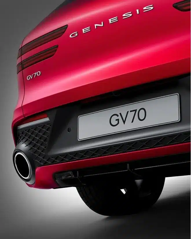 Rotes Heck des Genesis GV70 mit Modellbezeichnung und Doppelrohrauspuff