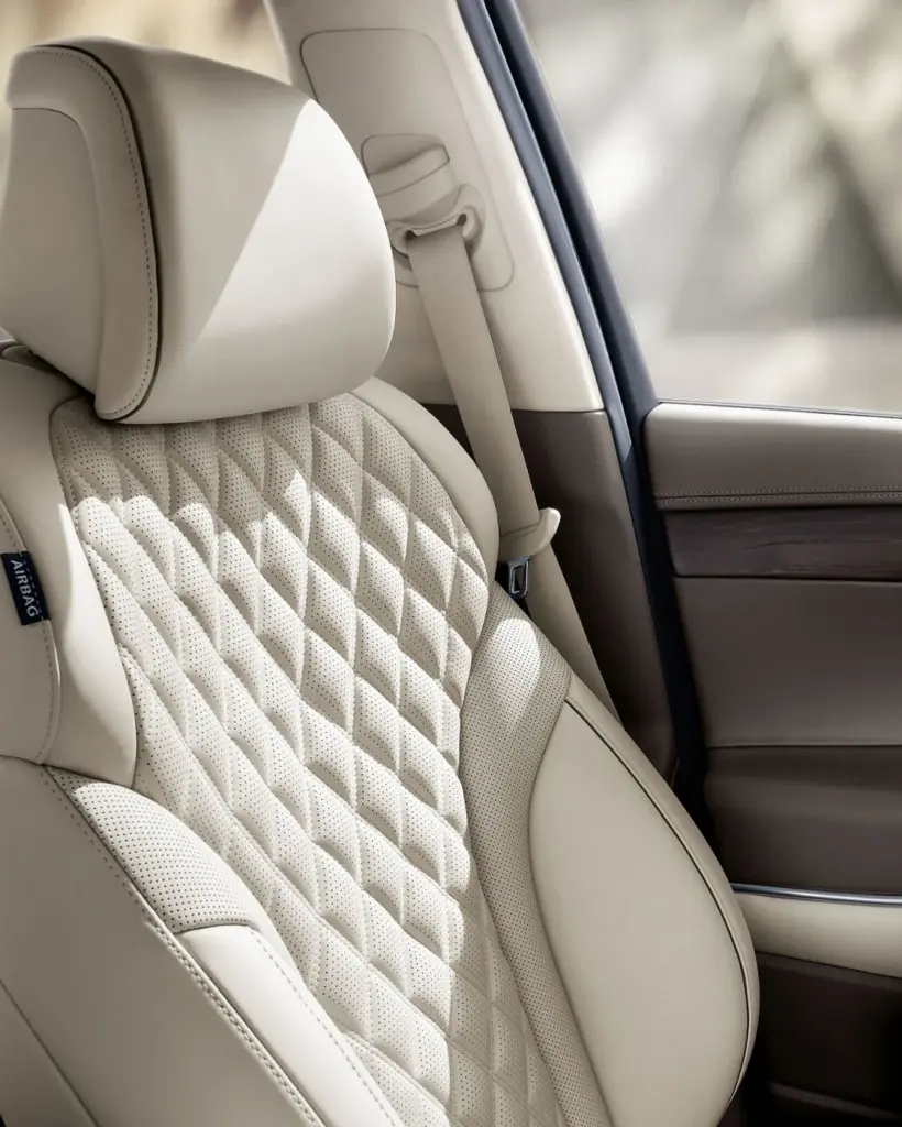 Vordersitz mit hellbeigem Nappa-Leder im Genesis GV80 mit markanter Steppung und ergonomischer Form.