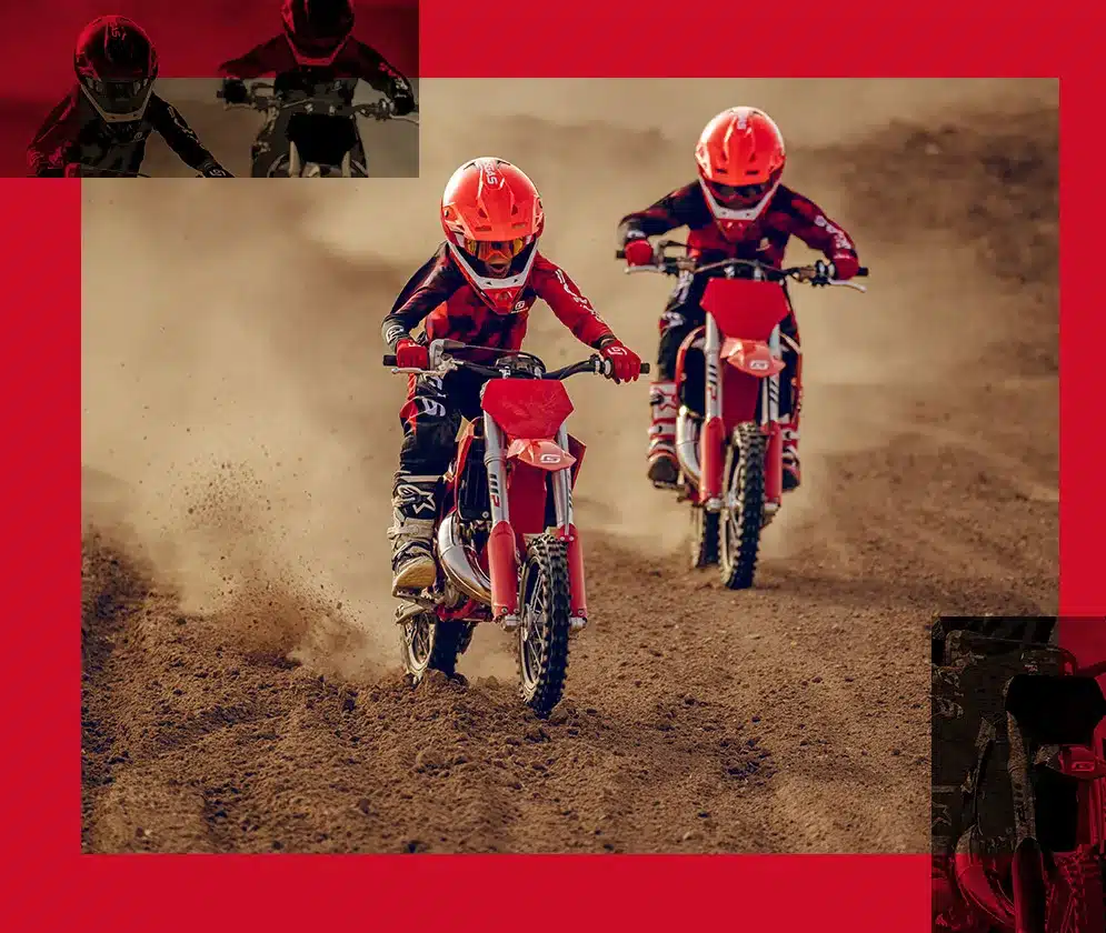 Zwei Kinder fahren die GasGas MC 50 2026 im Offroad-Einsatz auf einer staubigen Motocross-Strecke