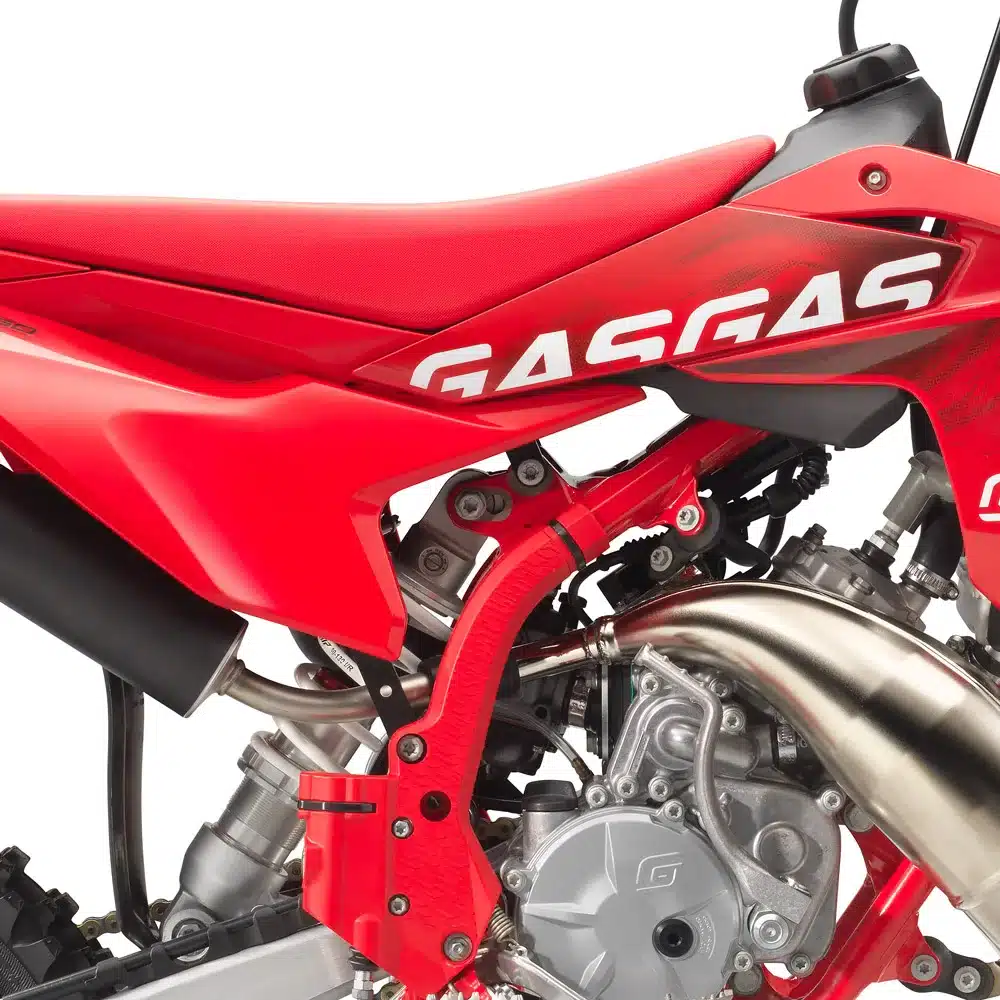 Detailaufnahme von Motor und Rahmen einer GasGas MC 50 2026 Motocross-Maschine