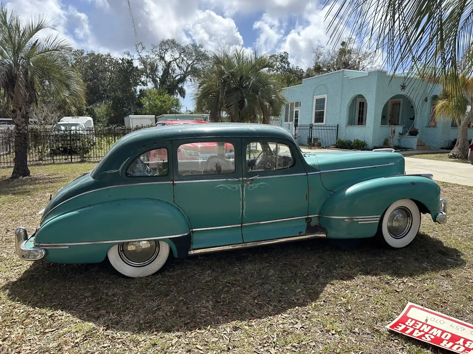 Hudson Super Six von 1947, grün, unrestauriert, geparkt auf einem Grundstück vor einem Haus