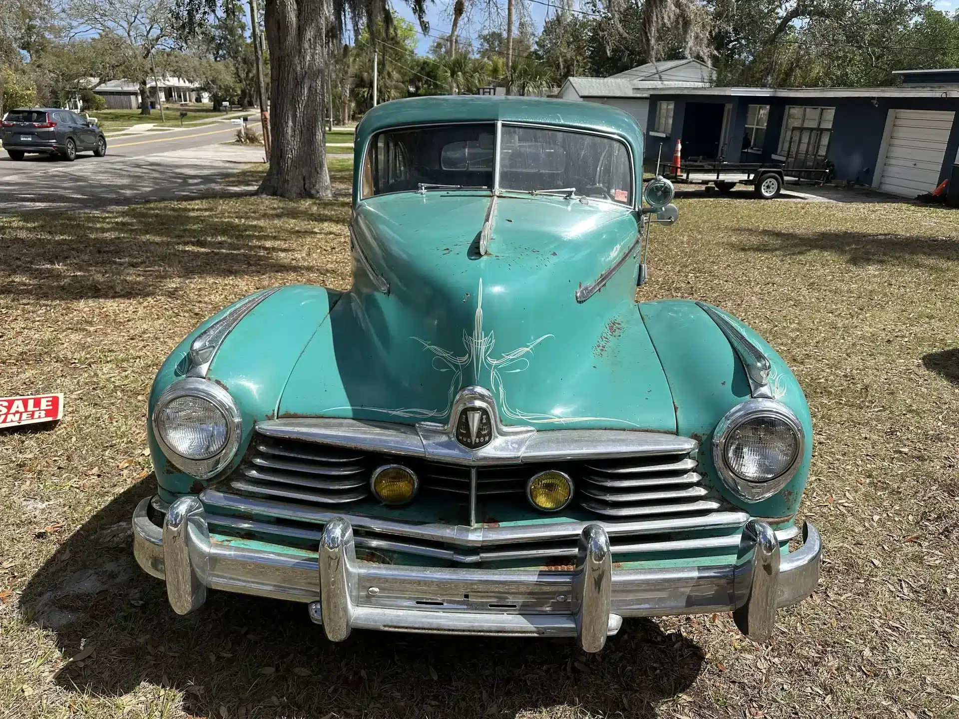 Frontalansicht eines Hudson Super Six von 1947, grüner Originallack, geparkt auf einer Wiese.