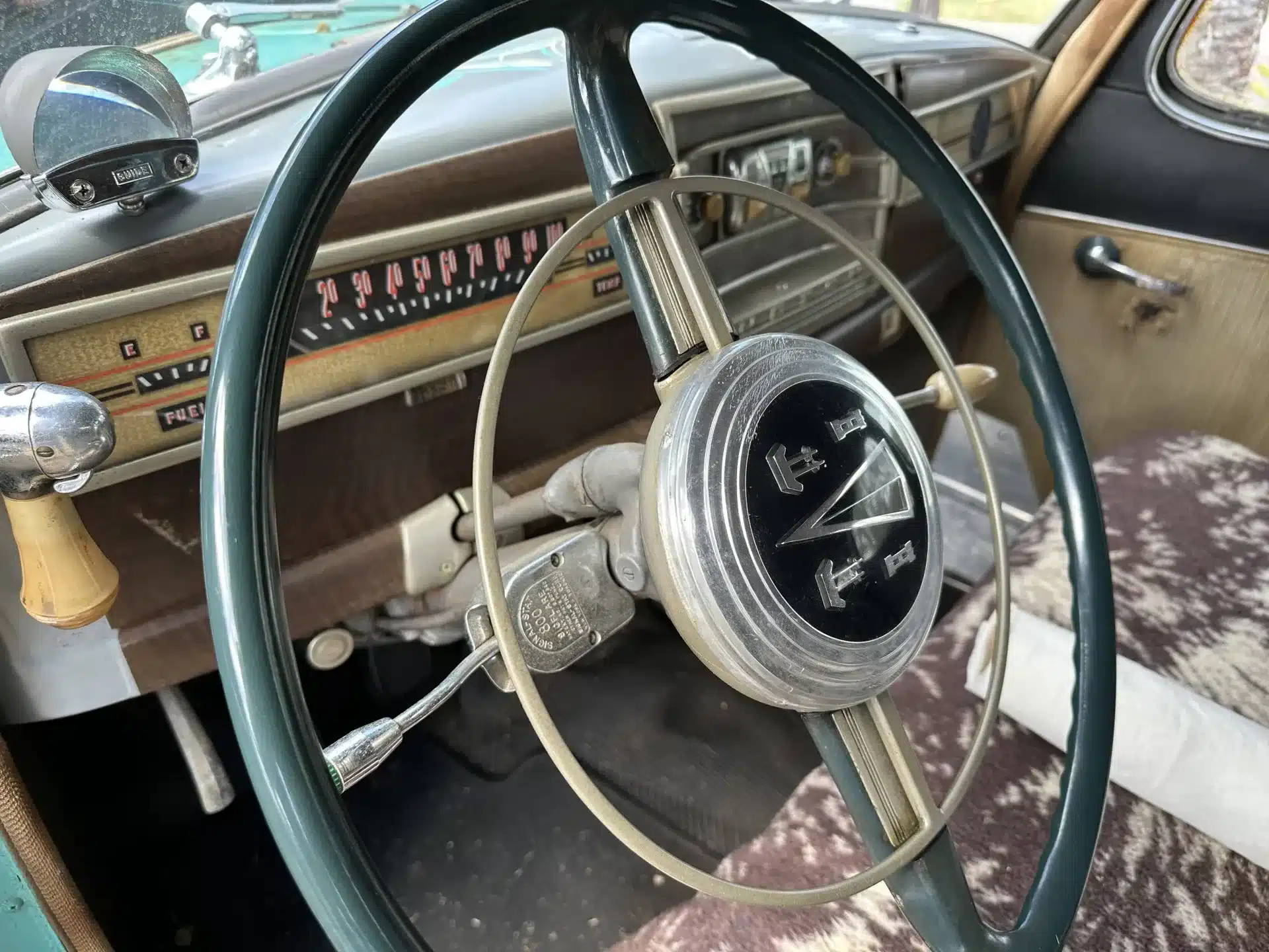 Cockpit eines Hudson Super Six von 1947 mit Lenkrad, Armaturenbrett und charakteristischen Details.