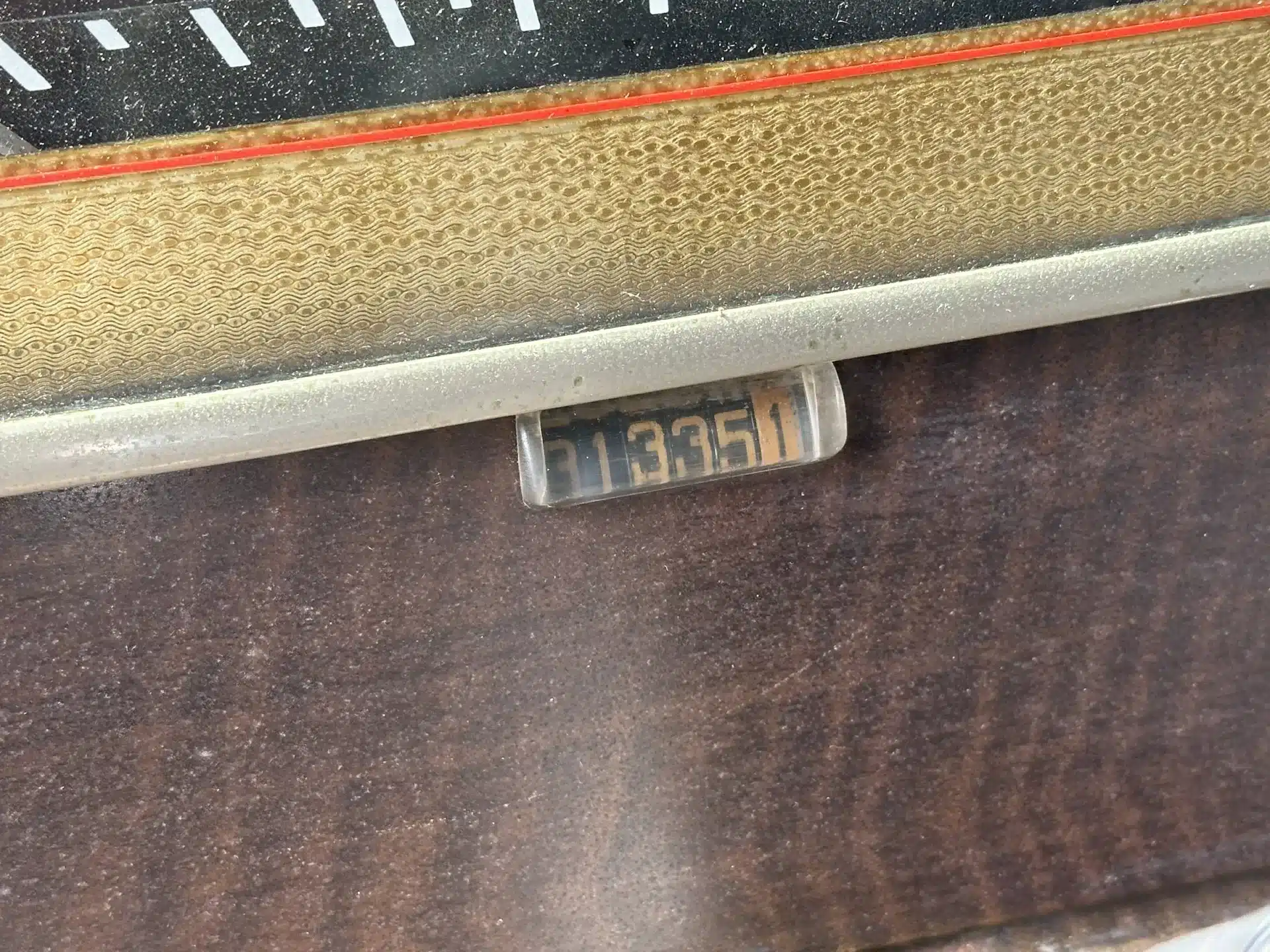 Nahaufnahme eines Tachos mit Kilometerzähler eines Hudson Super Six von 1947