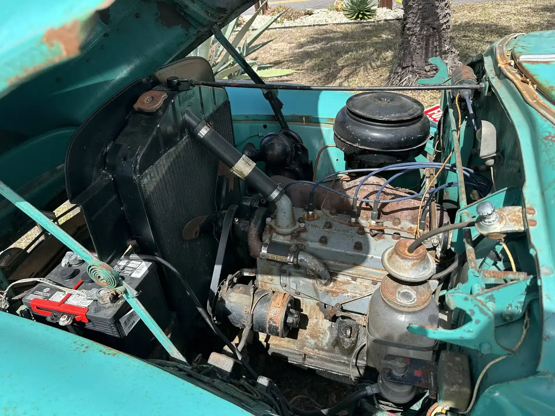 Motorraum eines Hudson Super Six von 1947 mit sichtbarem Sechszylinder-Reihenmotor