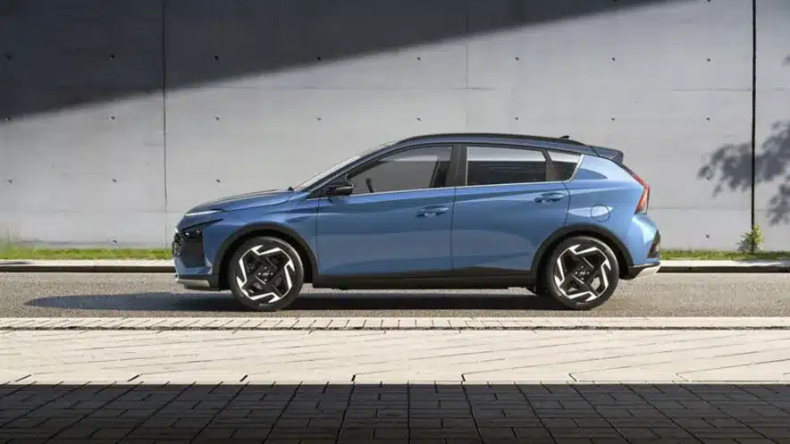 Hyundai BAYON in blauer Lackierung, Seitenansicht auf urbaner Straße