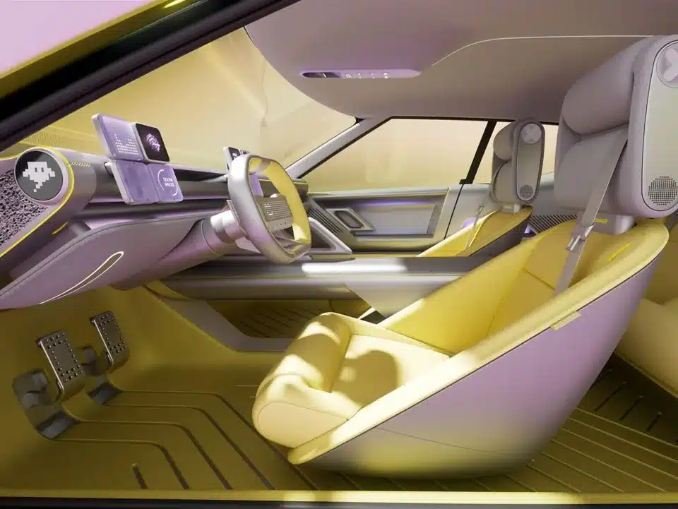 Futuristischer Innenraum des Hyundai Concept THREE Konzeptfahrzeugs mit ergonomischen Sitzen und digitalen Displays.