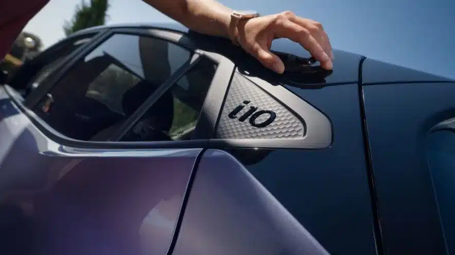 Hyundai i10 Detailansicht der B-Säule mit Modellbezeichnung und Hand am Fenster.
