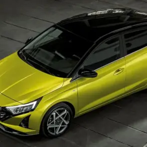 Hyundai i20 Blackline in gelber Lackierung mit schwarz lackiertem Dach und markanter Seitenansicht