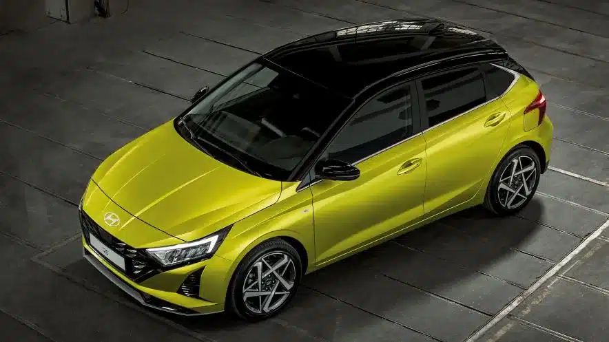 Hyundai i20 Blackline in gelber Lackierung mit schwarz lackiertem Dach und markanter Seitenansicht