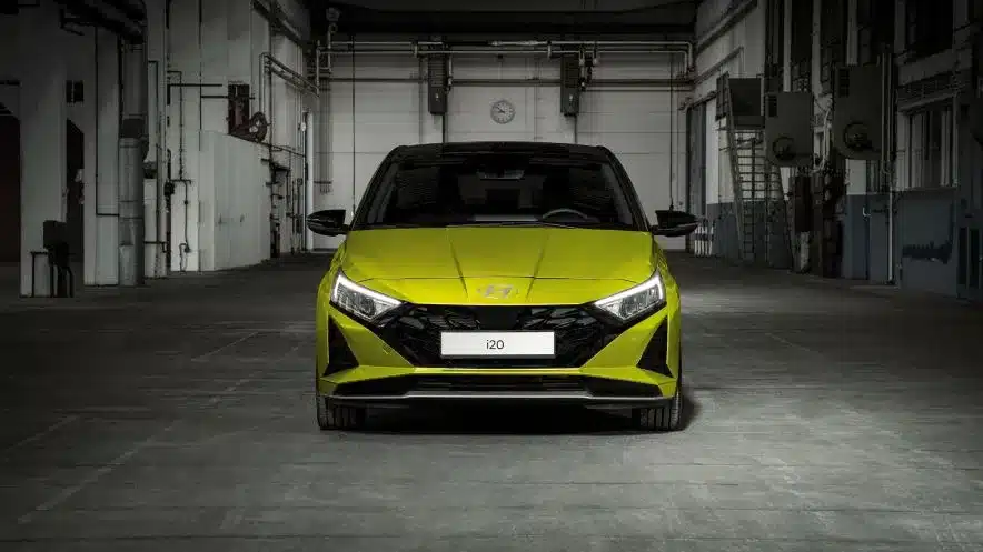 Hyundai i20 in markantem Gelb, frontal aufgenommen in einer Industriehalle.