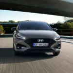 Hyundai i30 in Frontansicht fahrend auf leerer Straße unter einer Brücke