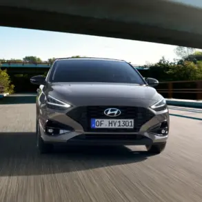 Hyundai i30 in Frontansicht fahrend auf leerer Straße unter einer Brücke