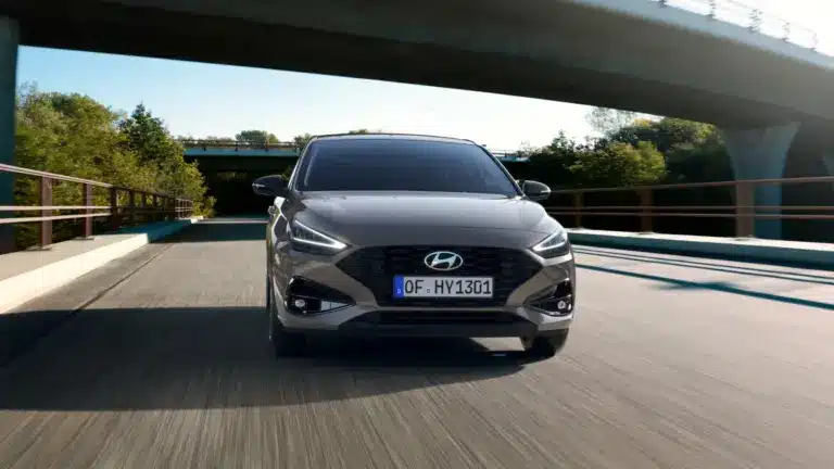 Hyundai i30 in Frontansicht fahrend auf leerer Straße unter einer Brücke