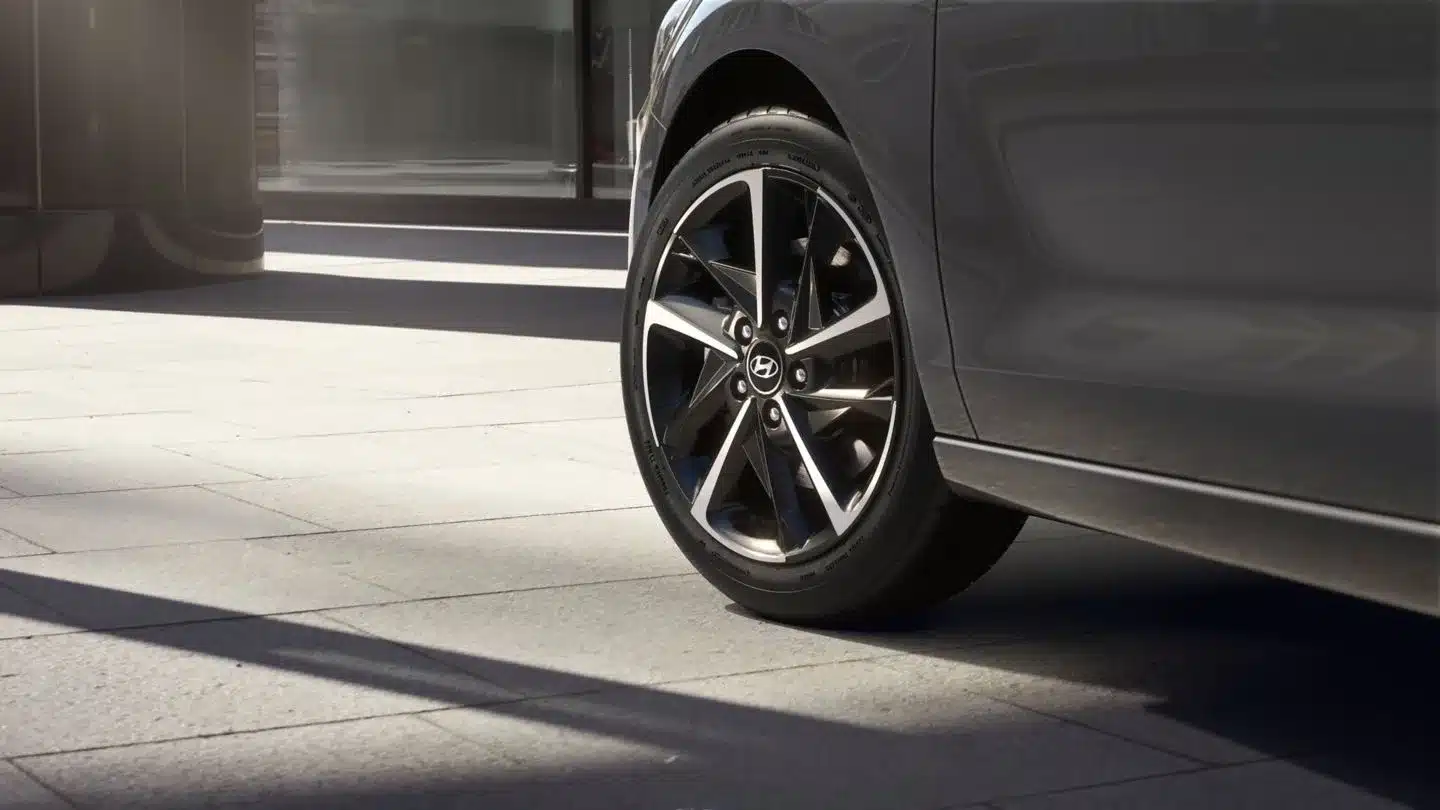 Nahaufnahme eines Rads mit Leichtmetallfelge am Hyundai i30 Kombi