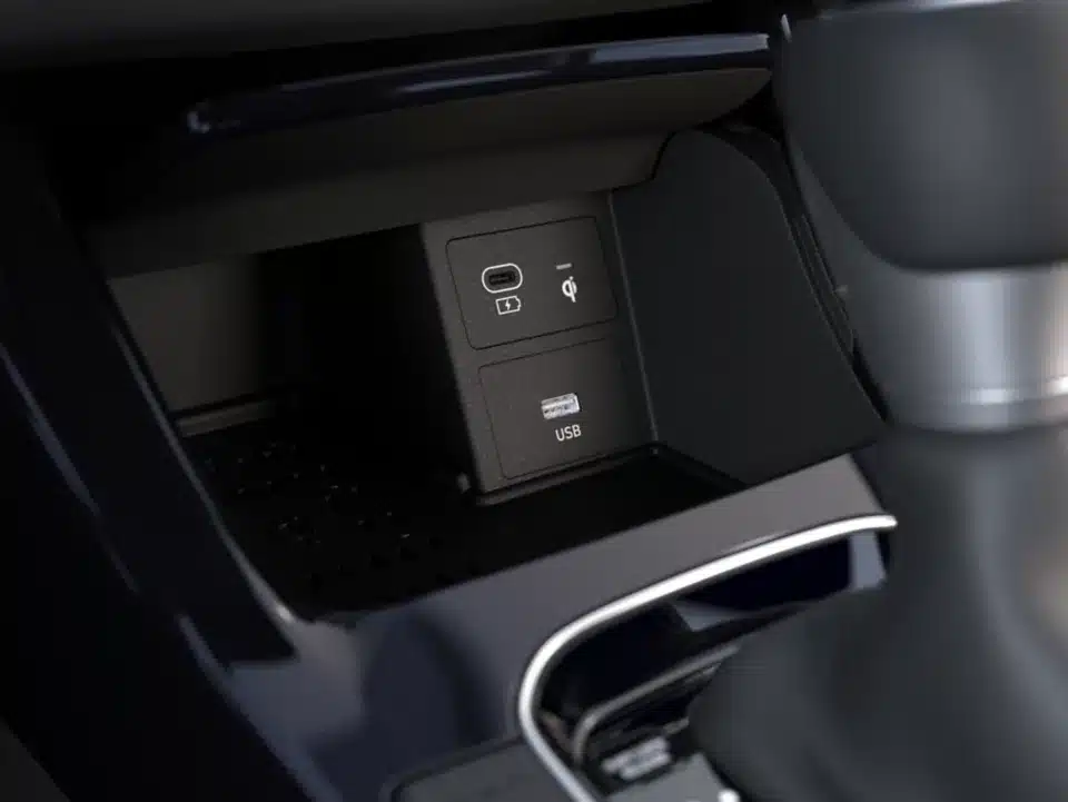 USB-C-Anschluss, USB-Anschluss und kabellose Ladefläche im Hyundai i30 Kombi
