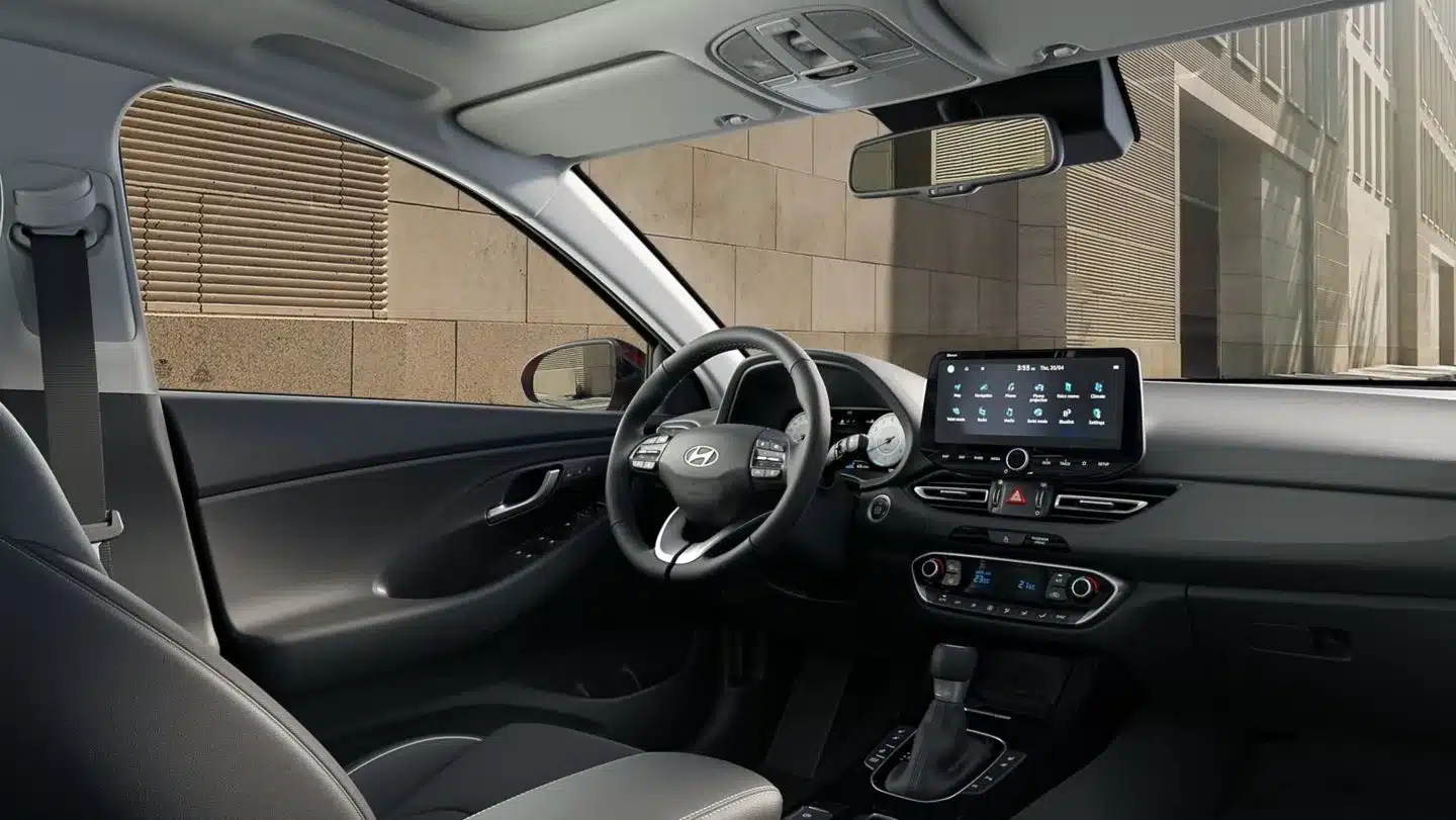 Innenraum und Cockpit eines Hyundai i30 Kombi mit großem Touchscreen und modernen Bedienelementen.