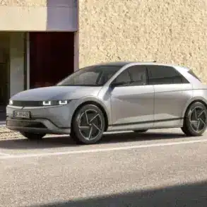 Silberner Hyundai IONIQ 5 steht geparkt vor einer hellen Wand.