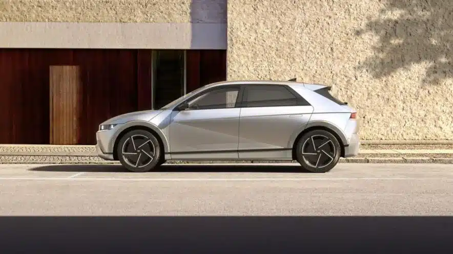 Hyundai IONIQ 5 in Silber, seitliche Ansicht auf einer ruhigen Straße geparkt.