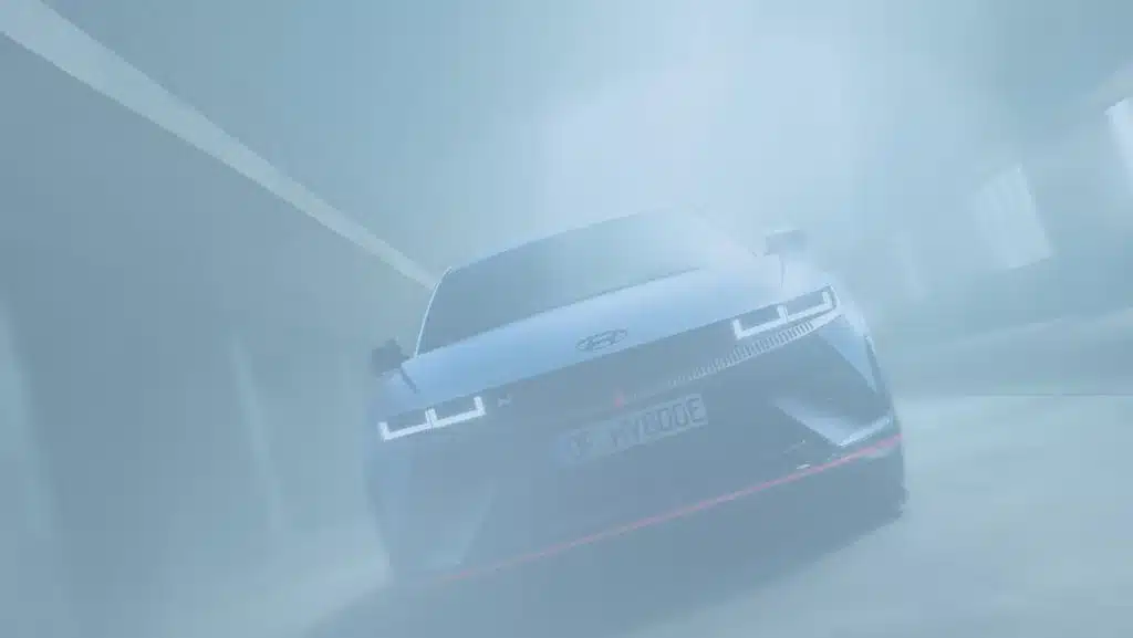 Hyundai IONIQ 5 N Frontansicht bei diffusem Licht und Nebel