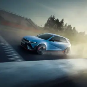 Hyundai IONIQ 5 N in blauer Lackierung driftet dynamisch über eine Rennstrecke bei Sonnenuntergang.