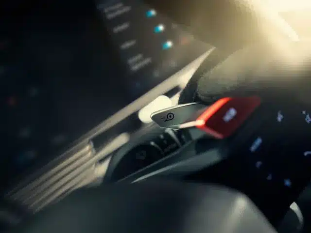 Detailaufnahme der N e-Shift Schaltwippe im Hyundai IONIQ 5 N Performance-Elektroauto