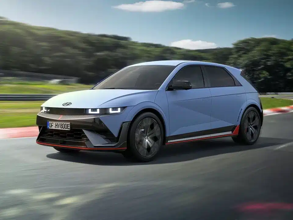 Hyundai IONIQ 5 N in hellblau fährt dynamisch auf einer Rennstrecke.