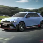 Hyundai IONIQ 5 N in blauer Lackierung fährt dynamisch auf einer kurvigen Rennstrecke.