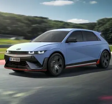 Hyundai IONIQ 5 N in blauer Lackierung fährt dynamisch auf einer kurvigen Rennstrecke.