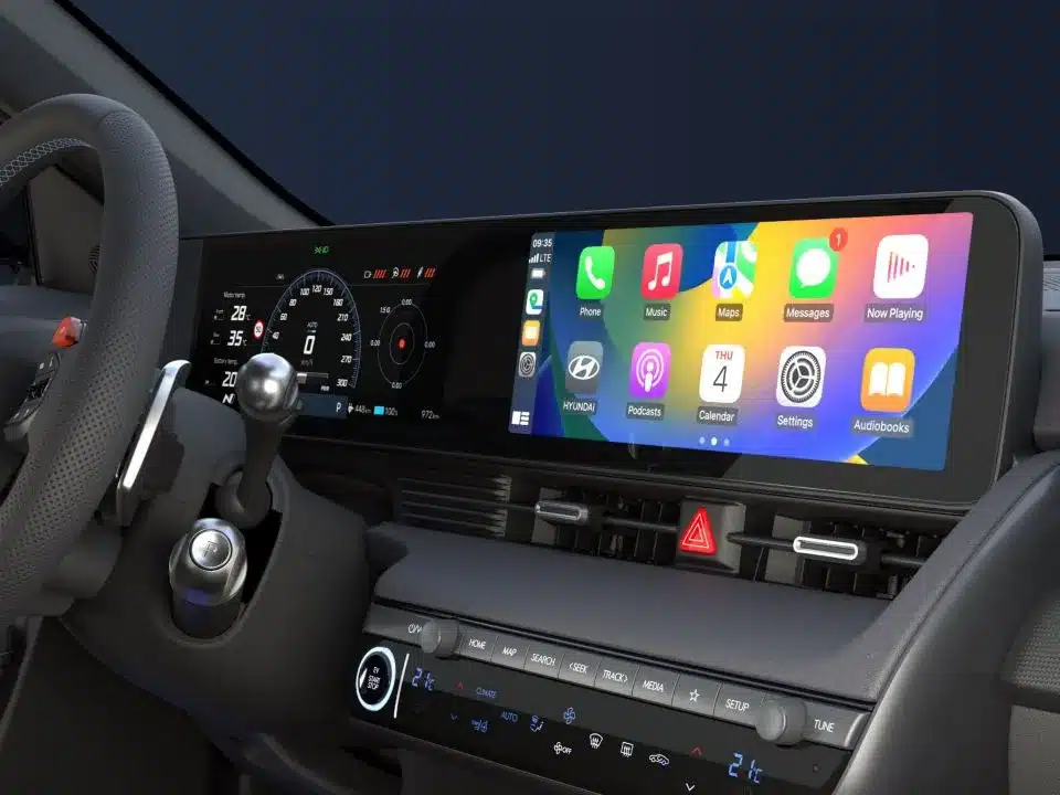 Digitales Kombiinstrument und Infotainmentsystem im Hyundai IONIQ 5 N mit Sportlenkrad und Bedienungselementen